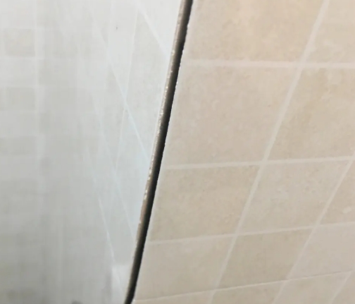 阿尔山瓷砖空鼓维修公司分享阳台瓷砖脱落的修复过程可以分为以下几个步骤
